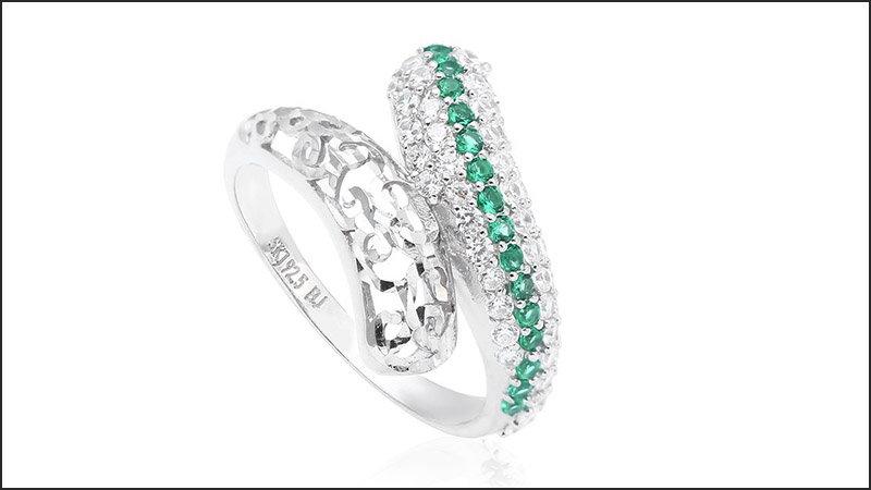 Thiết kế c&aacute; t&iacute;nh, s&agrave;nh điệu với đ&aacute; đ&iacute;nh khắp bản nhẫn